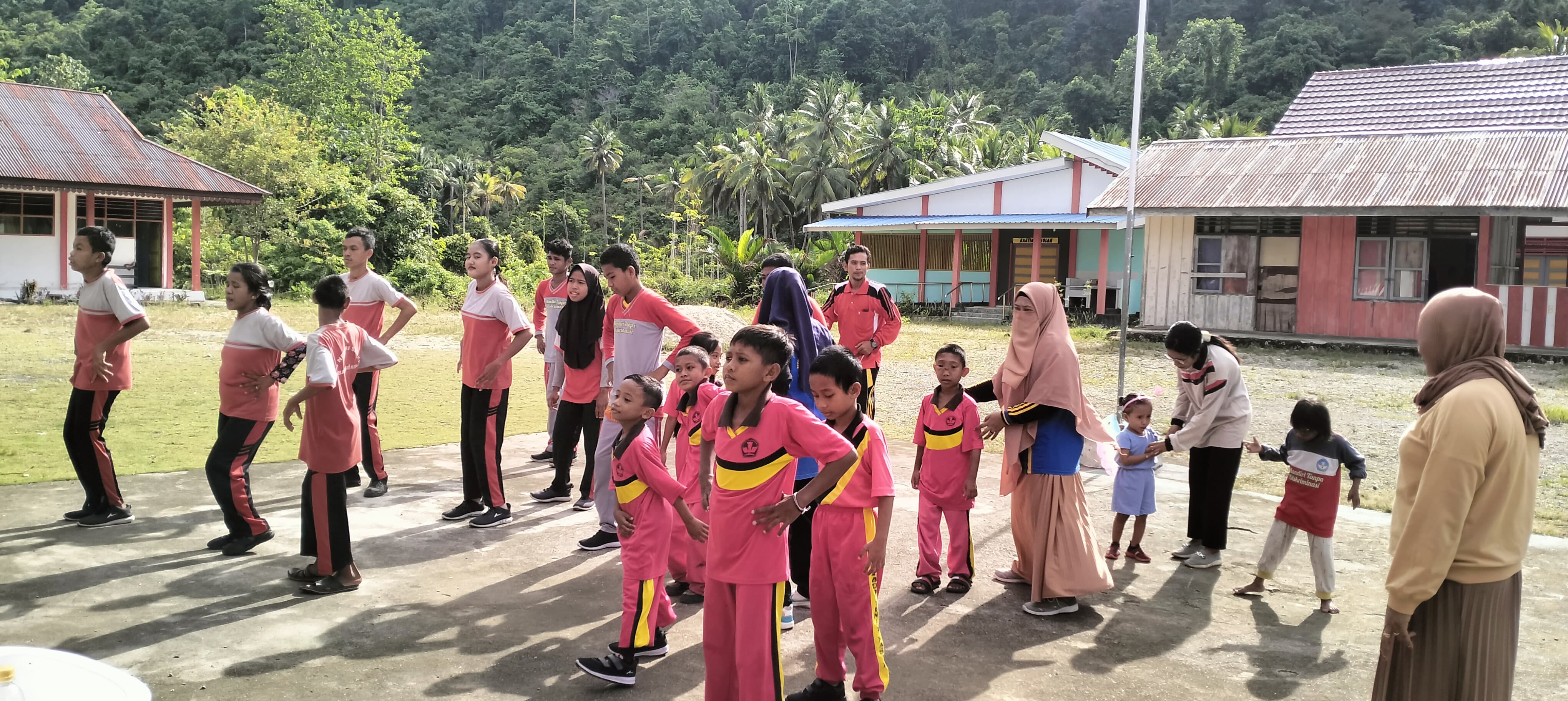 Kegiatan Senam Sehat SLB Negeri Salakan