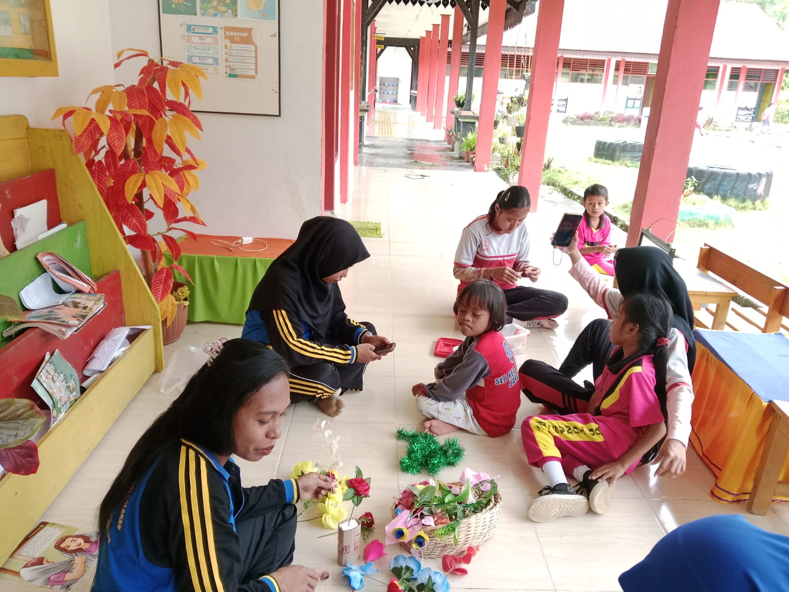 Keterampilan Membuat Karangan Bunga SLB Negeri Salakan