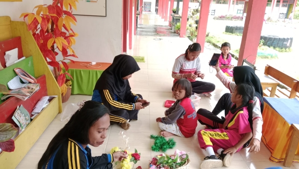 Keterampilan Membuat Karangan Bunga SLB Negeri Salakan