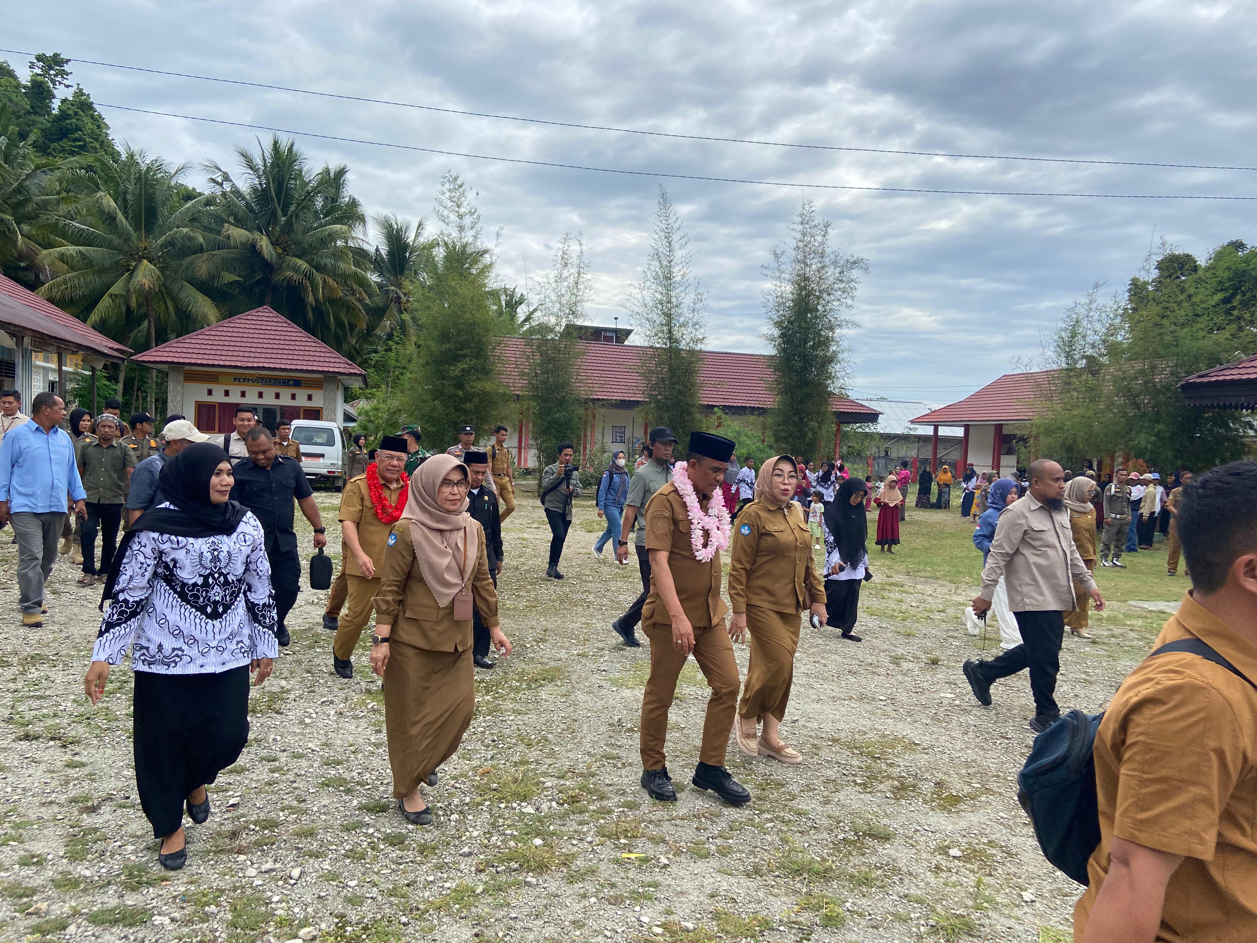Kunjungan Gubernur Sulteng di SLB Negeri Salakan 