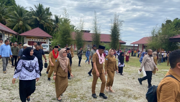 Kunjungan Gubernur Sulteng di SLB Negeri Salakan 